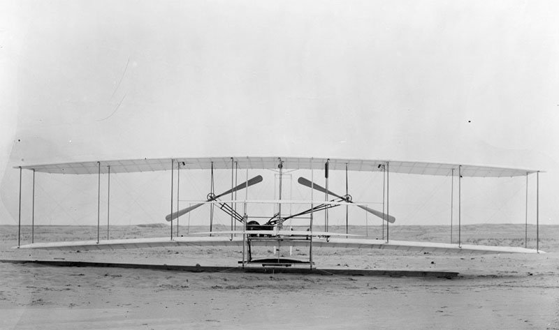 chiếc máy bay có động cơ đầu tiên của anh em nhà Wright